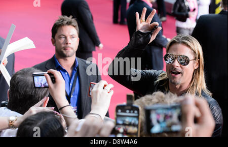 Berlin, Deutschland. 4. Juni 2013. Der Hollywood-Schauspieler Brad Pitt kommt bei 04.06.2013 in Berlin für die Premiere des Films "World War Z" ins Kino Cinestar am Potsdamer Platz. Der Film kommt am 27.06.2013 in den deutschen Kinos. Foto: picture Alliance / Robert Schlesinger/Dpa/Alamy Live-Nachrichten Stockfoto