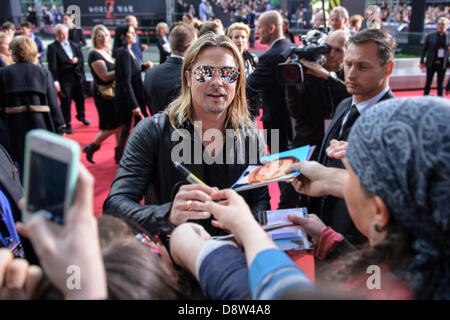 Berlin, Deutschland. 4. Juni 2013. Der Hollywood-Schauspieler Brad Pitt kommt bei 04.06.2013 in Berlin für die Premiere des Films "World War Z" ins Kino Cinestar am Potsdamer Platz. Der Film kommt am 27.06.2013 in den deutschen Kinos. Foto: picture Alliance / Robert Schlesinger/Dpa/Alamy Live-Nachrichten Stockfoto