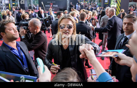 Berlin, Deutschland. 4. Juni 2013. Der Hollywood-Schauspieler Brad Pitt kommt bei 04.06.2013 in Berlin für die Premiere des Films "World War Z" ins Kino Cinestar am Potsdamer Platz. Der Film kommt am 27.06.2013 in den deutschen Kinos. Foto: picture Alliance / Robert Schlesinger/Dpa/Alamy Live-Nachrichten Stockfoto