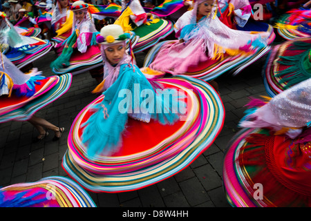 Frau Tänzer (Tänzer) in der religiösen Parade innerhalb des Fronleichnam-Festivals in Pujilí, Ecuador. Stockfoto