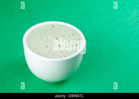 Matcha-Latte, die mit Mandelmilch hergestellt Stockfoto