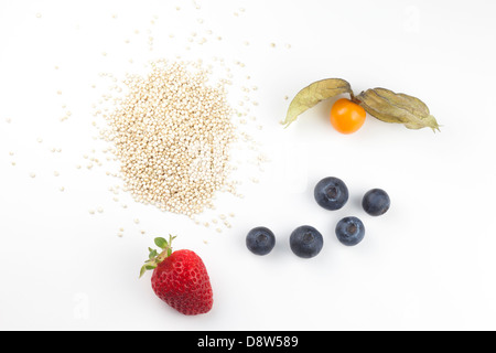 Gesunde Vollkost: Frische Goldbeeren, Erdbeeren, Heidelbeeren und goldene Quinoa Stockfoto