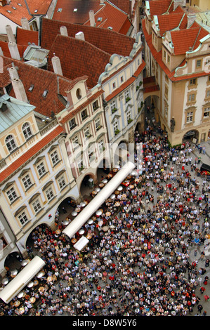 Zuschauer aus der alten Rathaus Uhr Prag Tschechische Republik Stockfoto