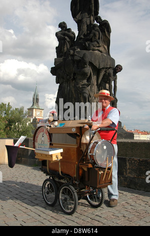 Eine one man band Gaukler in die Karlsbrücke oder Karluv Die meisten in Prag in der Tschechischen Republik Stockfoto