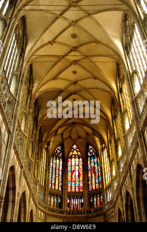 Gewölbte Decke, entworfen von Peter Parler, mit einer netzartigen Konstruktion, die einen Zickzack pattern.inside der römisch-katholischen Metropolit St. Veit Kathedrale in Prag, Tschechische Republik schafft. Stockfoto