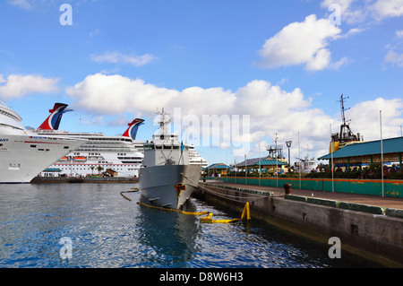 Kreuzfahrt-Schiffe angedockt neben HMBS Bahamas (P-60) in Nassau, Bahamas Stockfoto