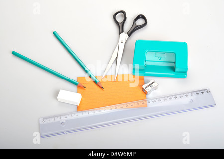 Satz von Schreibwaren auf grau Stockfoto