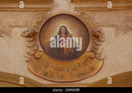 Ein barockes Hausschild mit der Darstellung der Madonna und des Kindes in der Kleinstadt (Malá Strana) in der Nerudova-Straße, auf einem Gebäude, das als „Haus der Schwarzen Madonna“ bekannt ist. In Prag, Tschechische Republik Stockfoto