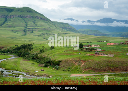Ländliche Dörfer in den nördlichen Drakensbergen, KwaZulu Natal, Südafrika Stockfoto