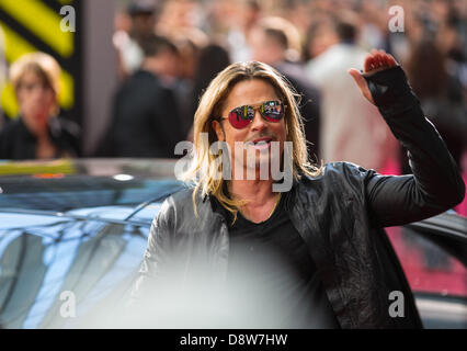 Berlin, Deutschland. 4. Juni 2013. US-Schauspieler Brad Pitt kommt zur Premiere seines neuen Films "World War Z" in Berlin, Deutschland, 4. Juni 2013. Der Film startet in den Kinos am 27. Juni 2013 landesweit. Foto: Hannibal Hanschke/Dpa/Alamy Live-Nachrichten Stockfoto