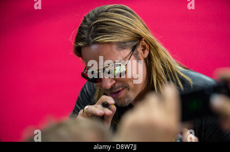 Berlin, Deutschland. 4. Juni 2013. US-Schauspieler Brad Pitt kommt zur Premiere seines neuen Films "World War Z" in Berlin, Deutschland, 4. Juni 2013. Der Film startet in den Kinos am 27. Juni 2013 landesweit. Foto: Hannibal Hanschke/Dpa/Alamy Live-Nachrichten Stockfoto