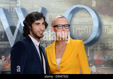 Berlin, Deutschland. 4. Juni 2013. Deutsche Promi Natascha Ochsenknecht (R) und ihre Partner und Fußball pro Umut Kekilli kommen zur Premiere des neuen Films "World War Z" in Berlin, Deutschland, 4. Juni 2013. Der Film startet in den Kinos am 27. Juni 2013 landesweit. Foto: Jens Kalaene/Dpa/Alamy Live News Stockfoto