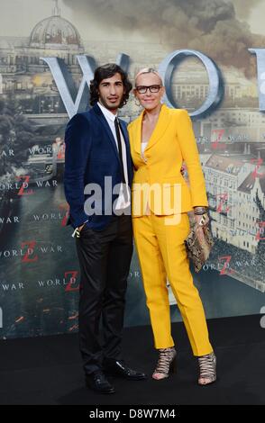 Berlin, Deutschland. 4. Juni 2013. Deutsche Promi Natascha Ochsenknecht (R) und ihre Partner und Fußball pro Umut Kekilli kommen zur Premiere des neuen Films "World War Z" in Berlin, Deutschland, 4. Juni 2013. Der Film startet in den Kinos am 27. Juni 2013 landesweit. Foto: Jens Kalaene/Dpa/Alamy Live News Stockfoto