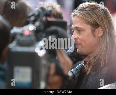 Berlin, Deutschland. 4. Juni 2013. US-Schauspieler Brad Pitt kommt zur Premiere des Films "World War Z" in Berlin, Deutschland, 4. Juni 2013. Der Film startet in den Kinos am 27. Juni 2013 landesweit. Foto: Joanna Scheffel/Dpa/Alamy Live News Stockfoto