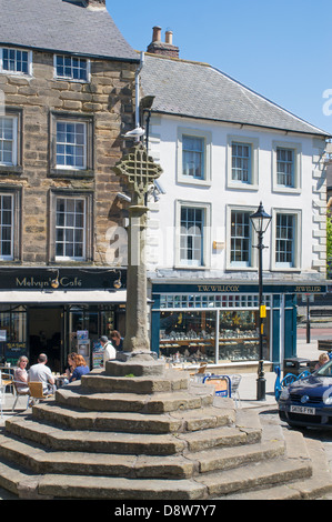 Marktplatz und Kreuz, Alnwick, Northumberland, England UK Stockfoto