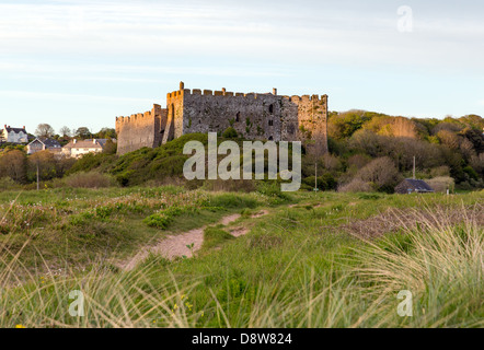 Manorbier Castle ist eine normannische Burg befindet sich in der walisischen Dorf Manorbier, fünf Meilen südwestlich von Tenby, Westwales. Stockfoto