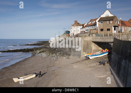 Fischer Boot auf den Strand von Sheringham Norfolk Küste schleppen Stockfoto