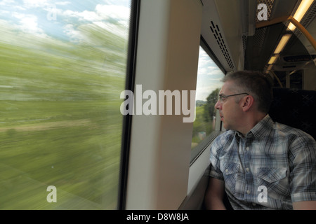 Mann aus Fenster bewegen Zug, Glasgow, Schottland, UK Stockfoto
