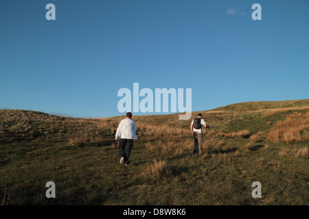 Menschen zu Fuß bergauf Campsie Fells in Lennoxtown, Glasgow, Schottland, Großbritannien Stockfoto