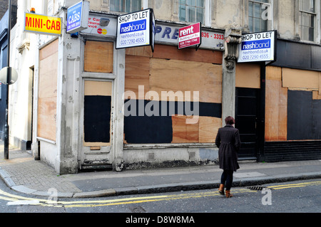 Eine Frau geht vorbei an einem bestiegen, Shop in central London, UK. Stockfoto