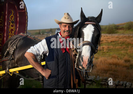 Zigeunerreisende in Bainbridge, Richmondshire, North Yorkshire, Großbritannien 4. Juni 2013. Cowboy Craig Rotherforth mit buntem Cob-Pferd, ein Mitglied der Reisesgemeinschaft auf dem Weg zur Appleby Horse Fair in Cumbria. Die Messe ist ein jährliches Treffen von Zigeunern und Reisenden, das in der ersten Juniwoche stattfindet und seit der Regierungszeit von James II. Stattfindet, der 1685 eine königliche Charta für eine Pferdemesse in der Nähe des Flusses Eden erteilte. Stockfoto