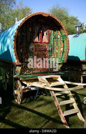 Karawanen für Reisende aus der Romantik; dekorierter Vardo- oder Bow Top-Wagen, Planwagen ein Wohnwagen für Mitglieder der Reisesgemeinschaft auf dem Weg zur Appleby Horse Fair in Cumbria. Die Messe ist ein jährliches Treffen von Zigeunern und Reisenden, das in der ersten Juniwoche stattfindet und seit der Regierungszeit von James II. Stattfindet, der 1685 eine königliche Charta für eine Pferdemesse in der Nähe des Flusses Eden erteilte. Stockfoto