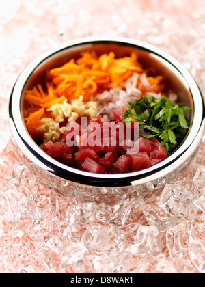 Ausgewähltes dünn geschnittenes Gemüse mit rohen roten Thunfisch Stockfoto