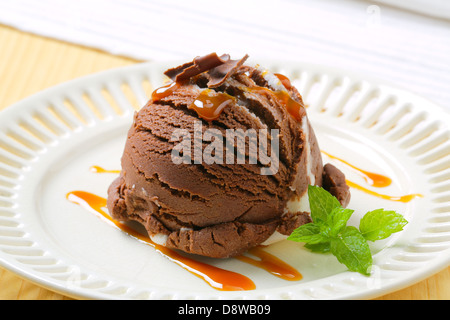 Schokolade Vanille-Eis mit Karamell-sauce Stockfoto