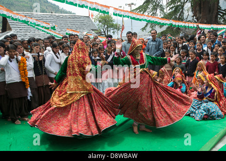 Eine Truppe von Gaddi Stammesfrauen durchführen einer lokalen Volkstanz in Chamba, Indien in Himachal Pradesh Stockfoto