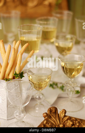 Weißwein und Grissini Stockfoto