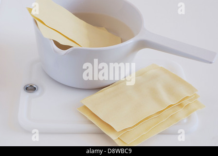 Die Lasagne in einem Topf mit kochendem Wasser kochen Stockfoto