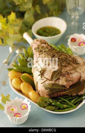 Lammschulter mit Kräuter in ein Tuch gegart Stockfoto