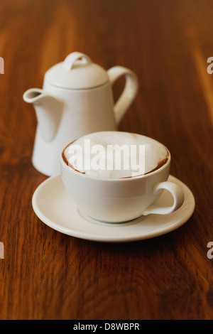 Tasse heiße Schokolade mit Schlagsahne und Schokolade Topf Stockfoto