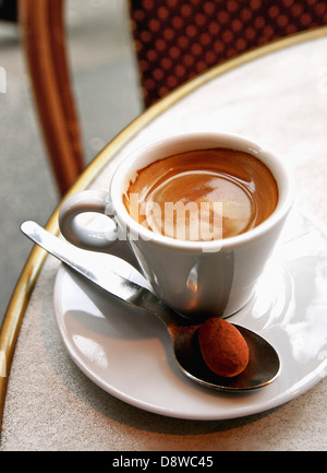 Espresso und Schokolade Trüffel auf einem Tisch in einem Bistro Stockfoto