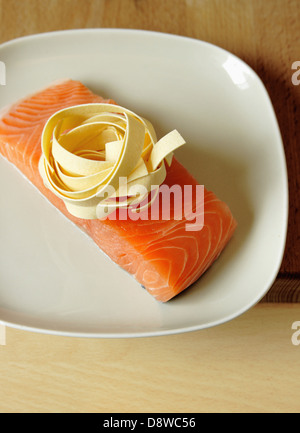 Roher Lachs und ungekocht tagliatelles Stockfoto