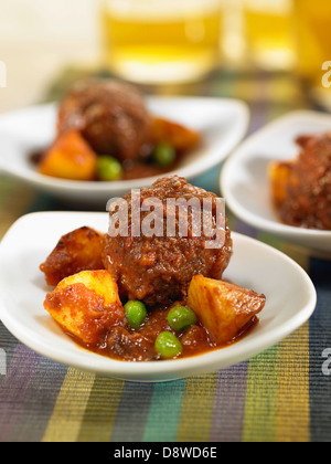 Schweine- und Kalbfleisch Fleischbällchen-Eintopf mit Erbsen und Kartoffeln Stockfoto