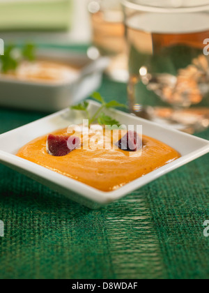 Salmorejo Tomaten mit Serrano-Schinken Stockfoto