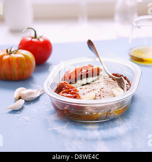 Kleinen Topf mit Thunfisch mit getrockneten Tomaten in Öl Stockfoto