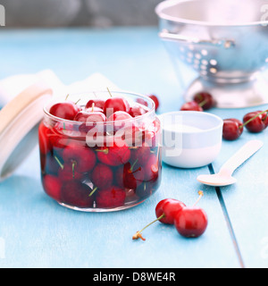 Glas saure Griotte Kirschen in Eau-de-vie Stockfoto