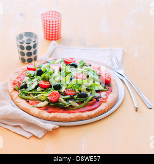 Rucola-Salat, Gurke und Sardellen-pizza Stockfoto