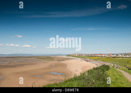 Ansichten von Heysham Hügel über den Strand in Richtung Morecambe und Aussicht auf Morecambe Bucht an einem sonnigen Tag im Juni. Stockfoto