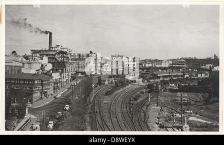 Dieses Schwarzweiß-Foto aus den Archiven der State Records NSW zeigt einen historischen Blick auf Katoomba in New South Wales und zeigt die frühe Entwicklung der Stadt und ihre Rolle in der Geschichte der Blue Mountains. Stockfoto