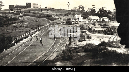 Ein Schwarzweiß-Foto, das den Bahnhof Katoomba und das Carrington Hotel im Bau in den Blue Mountains, New South Wales, zeigt. Dieses historische Bild aus dem State Records NSW erfasst die architektonische Entwicklung des frühen 20. Jahrhunderts. Stockfoto