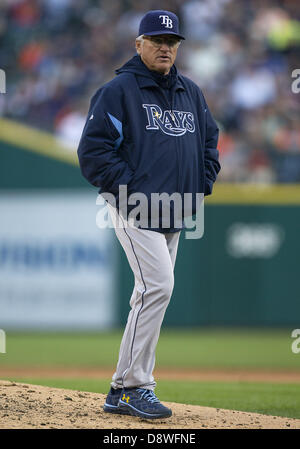 Detroit, Michigan, USA. 4. Juni 2013. Tampa Bay Rays Manager Joe Maddon (70) geht zurück auf die Trainerbank nach pitching Änderung während der MLB Spielaktion zwischen den Tampa Bay Rays und die Detroit Tigers im Comerica Park in Detroit, Michigan. Die Tiger besiegte die Strahlen 10-1. Bildnachweis: Cal Sport Media/Alamy Live-Nachrichten Stockfoto