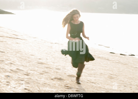 Junge Frau am Strand laufen Stockfoto