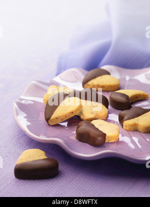 Herz, Mond und sternförmige Cookies teilweise beschichtet in Schokolade Stockfoto