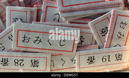 Gefaltete Omikuji (japanische Fortune rutscht) in einer Box, Nikko, Japan Stockfoto