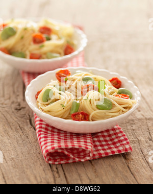 Spaghetti mit dicken Bohnen und getrockneten Tomaten Stockfoto