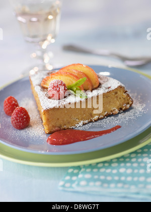 Amaretti und Finger Keks-Pfirsich-Torte mit Himbeer-Püree Stockfoto