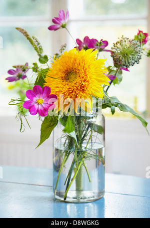 Blumen in Glasvase Stockfoto